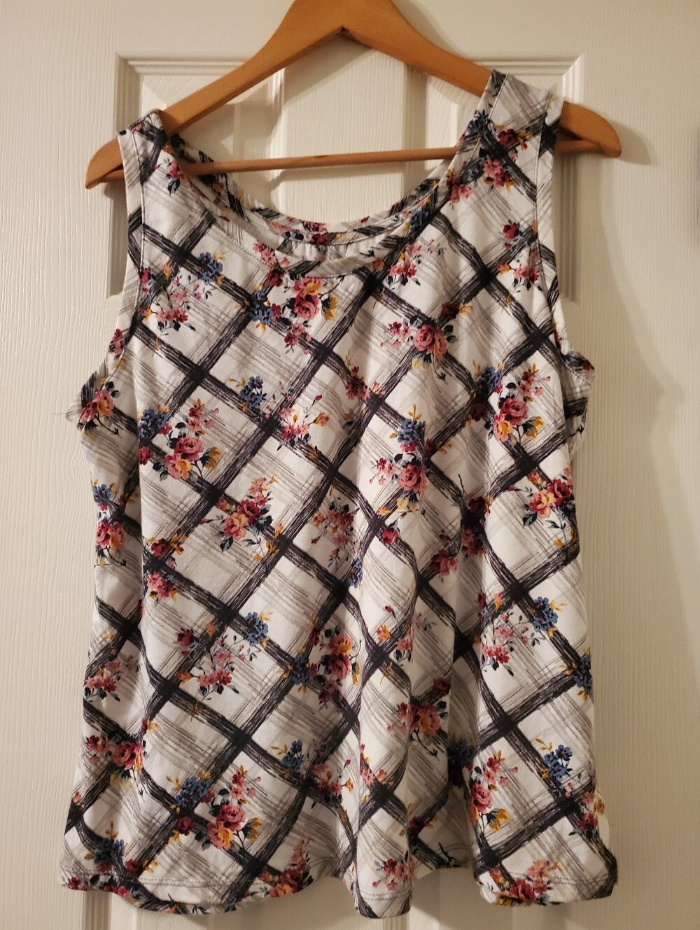 Time and Tru White Plaid Floral Sleeveless Tank XL Preowned